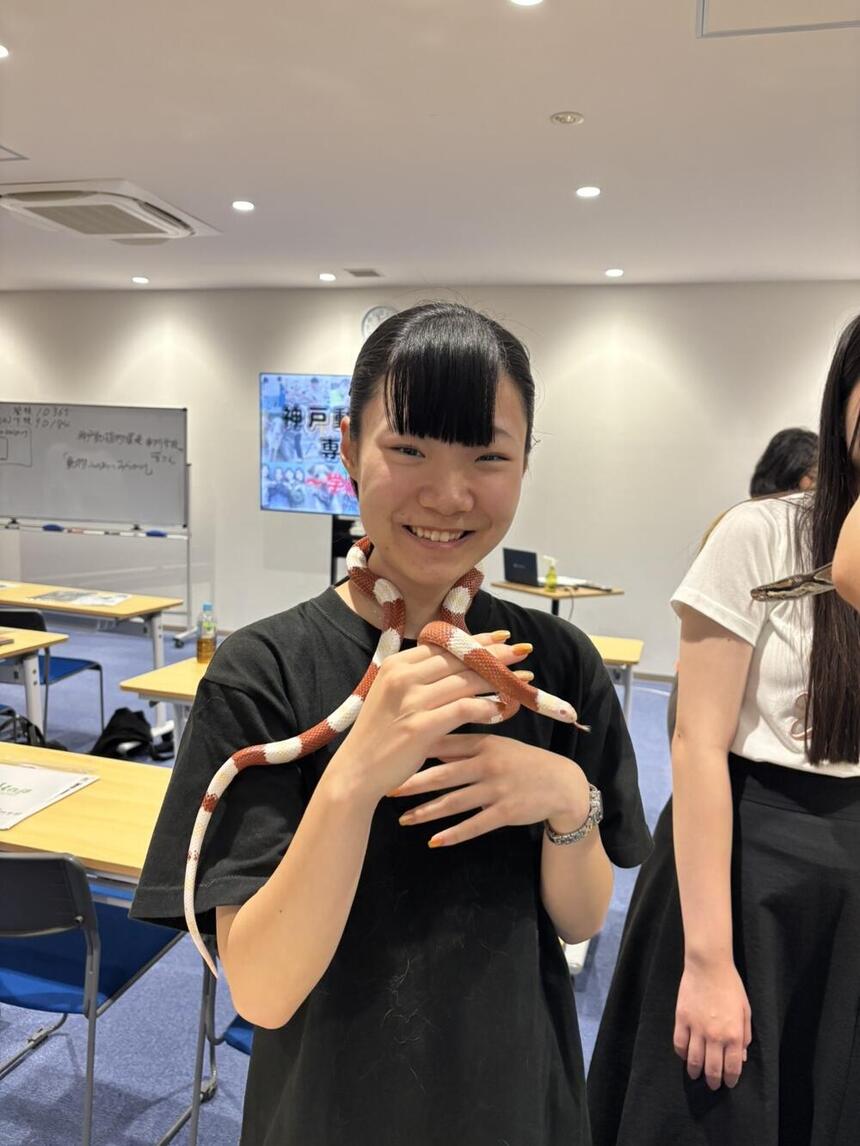 動物とふれあう西宮キャンパスの生徒