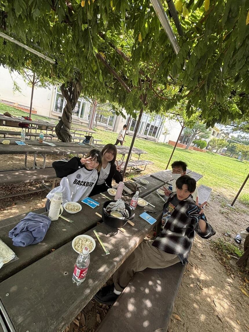 生徒4人が集合写真を撮っているところ。