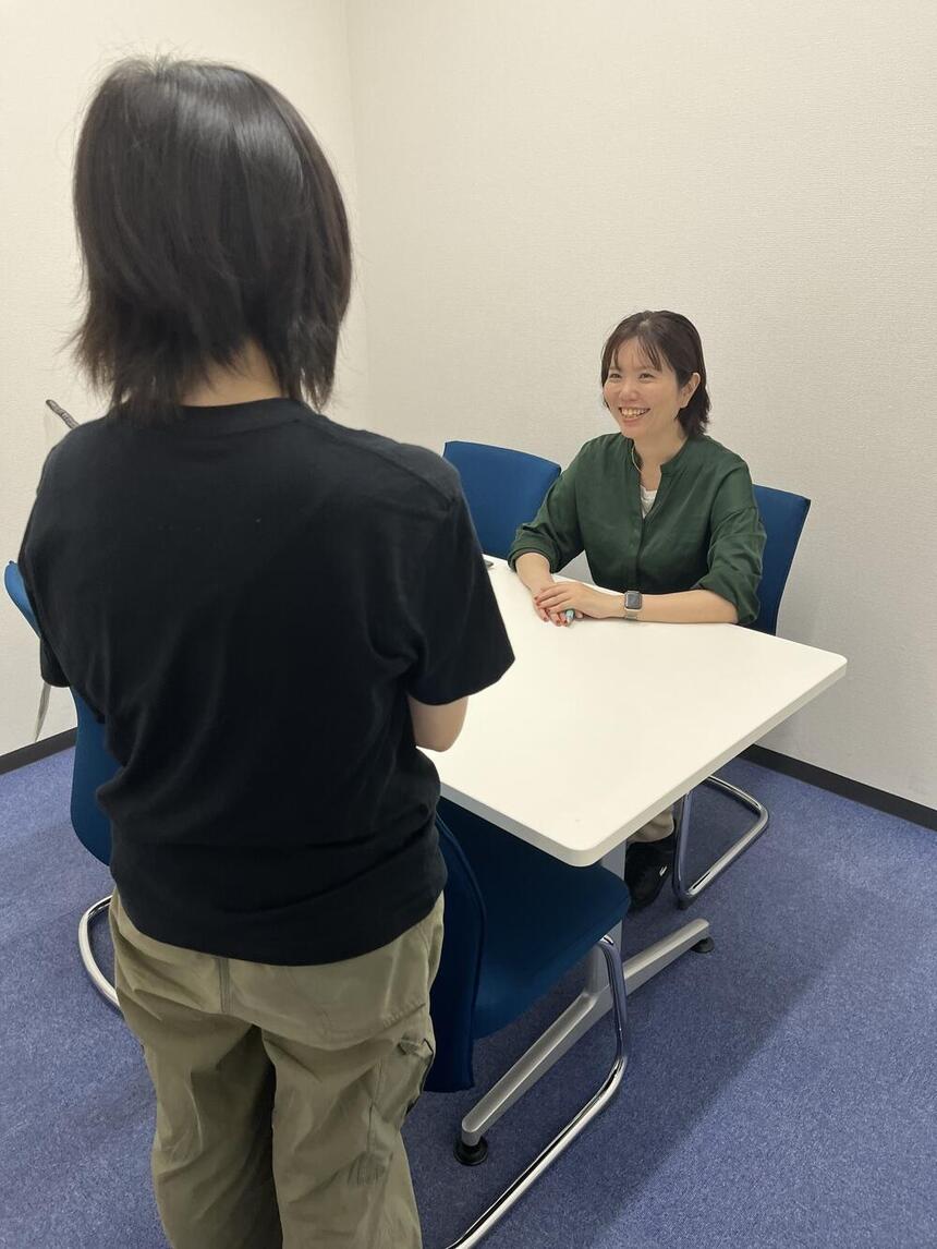 入試のプレゼン練習に取り組むSさんとコーチ