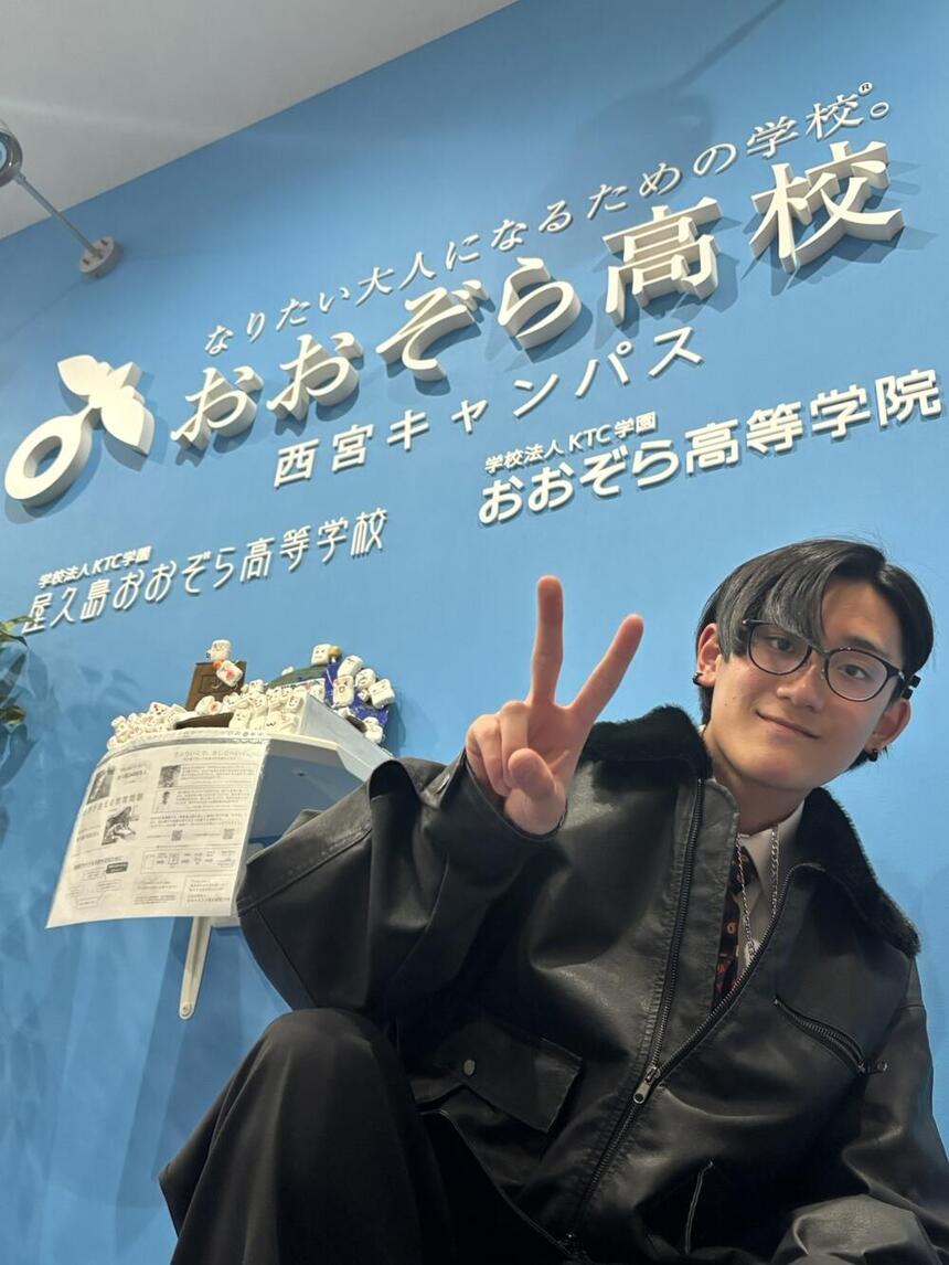 カメラに向かってピースするKさん