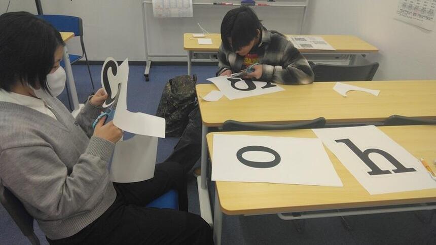 学院祭の準備の様子　ステージの飾りを作成中