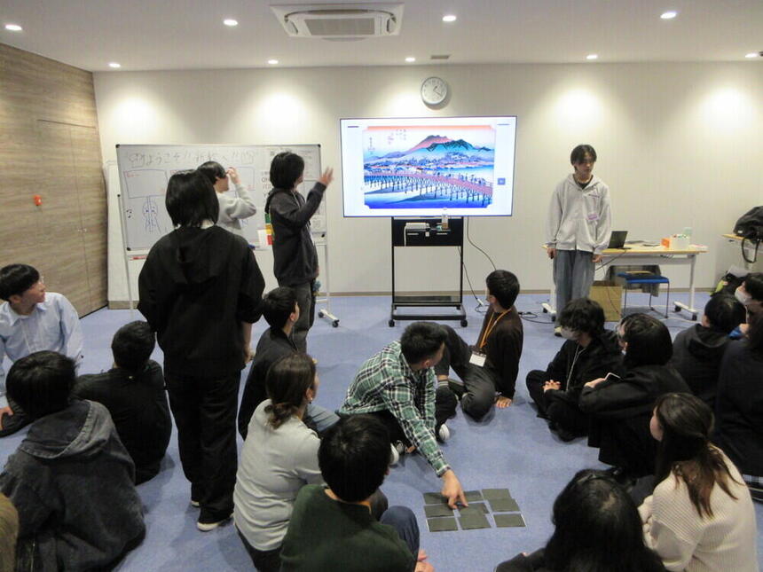 西宮キャンパスで行った新入生歓迎会で先輩と新入生がゲームをして楽しむ様子