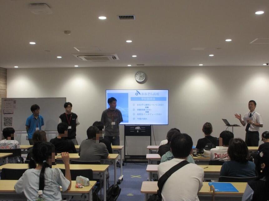 中学生の前で在校生が質問に答える様子