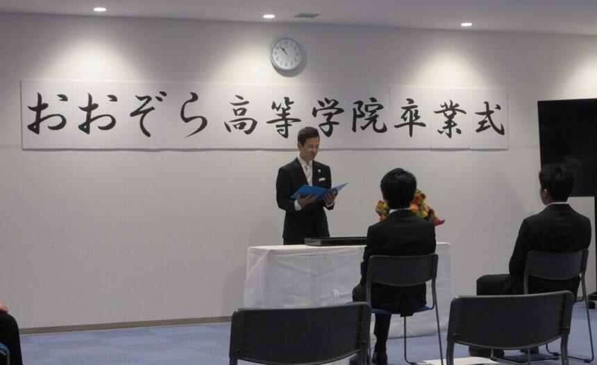 卒業式で生徒が祝辞を聞いている様子
