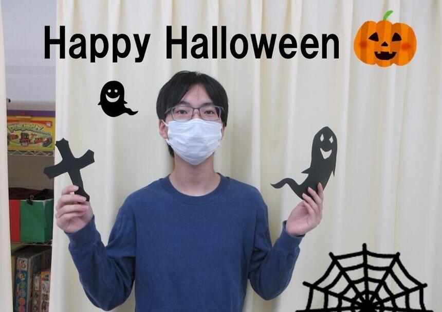 西宮キャンパスの生徒がみらいの架け橋レッスン®で作成したハロウィンの装飾を持っている様子
