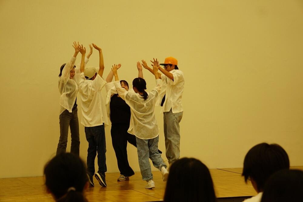 ダンスを踊る生徒