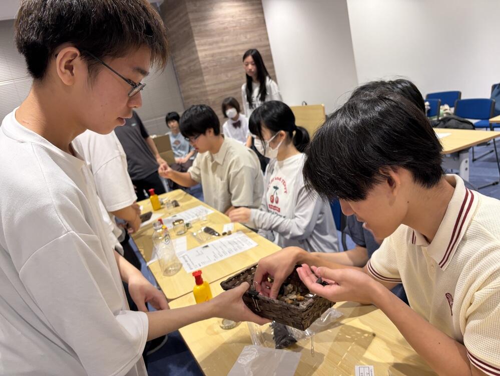 おおぞらFESでのブース出し物「テラリウムづくり」に向けてキャンパスでリハーサル・接客練習を大なう西宮キャンパス生たち。
