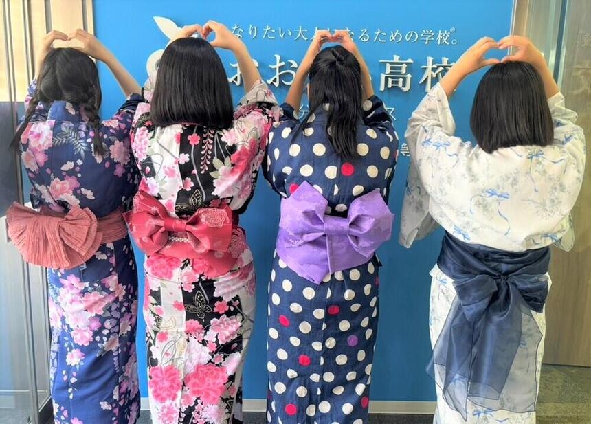 浴衣を着た生徒の後ろ姿