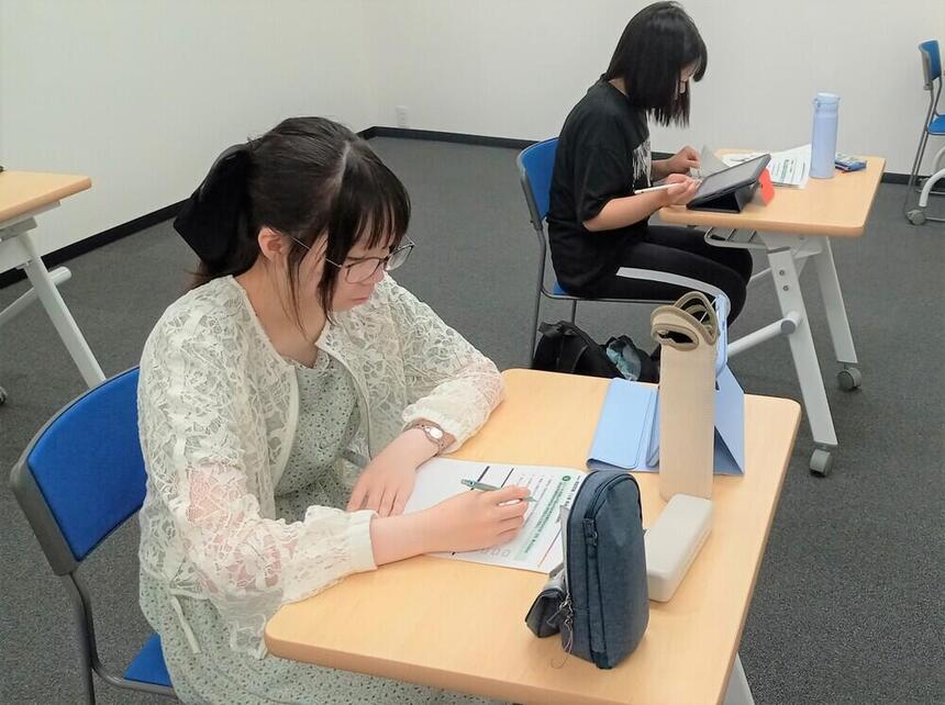 勉強中の生徒たち