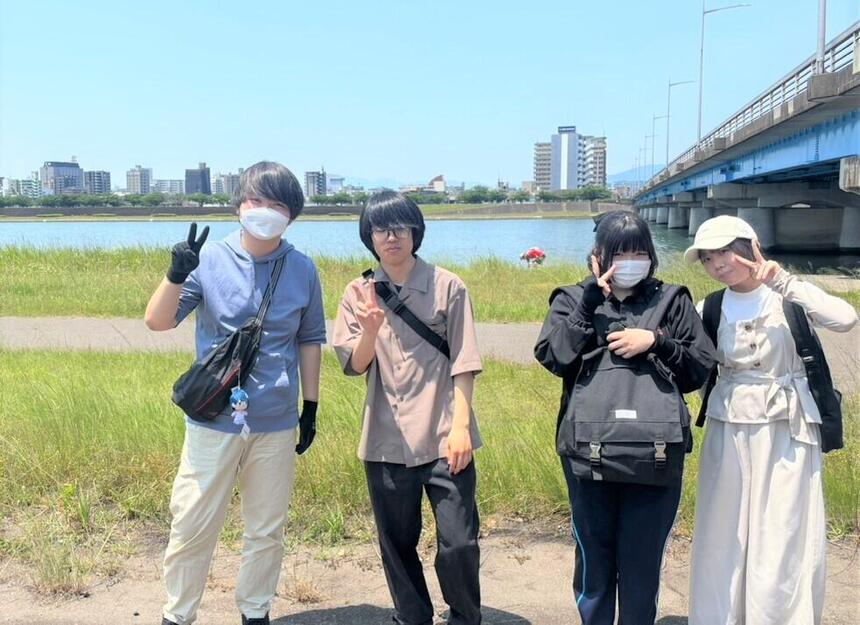 清掃活動後の生徒たち