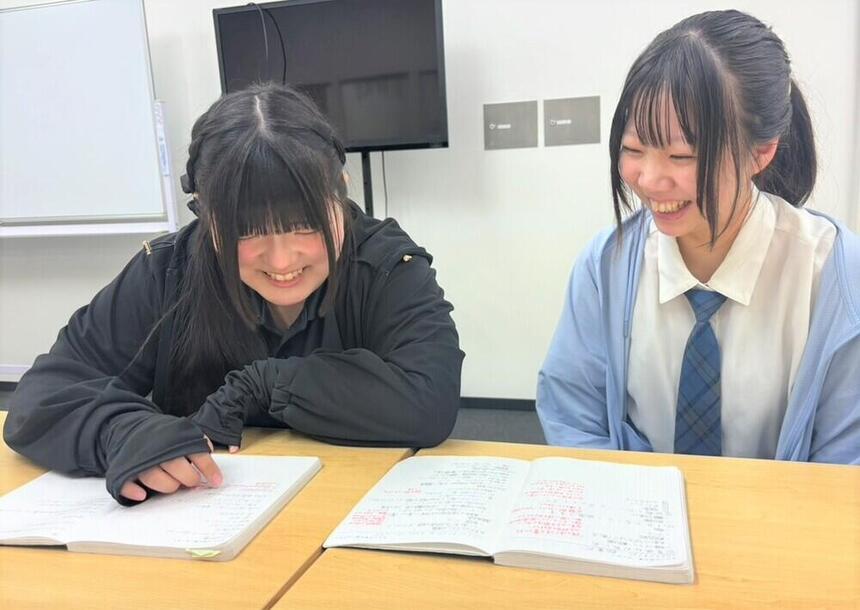 みらいノートを見ながら話す生徒たち