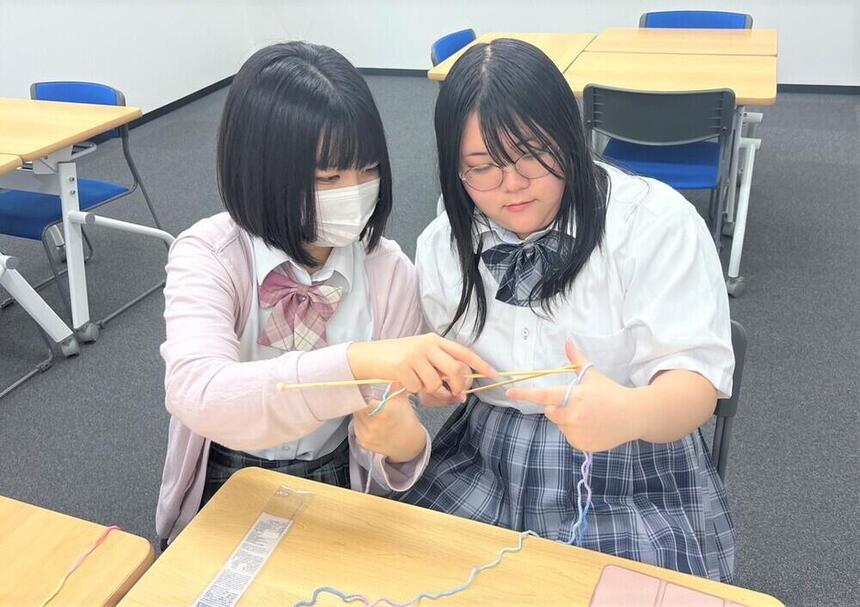 編み物をしている生徒たち