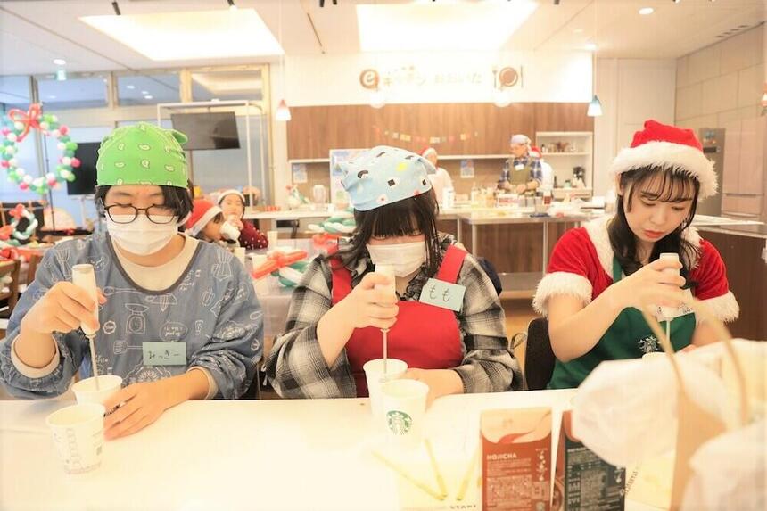 バリスタ体験をする生徒たち