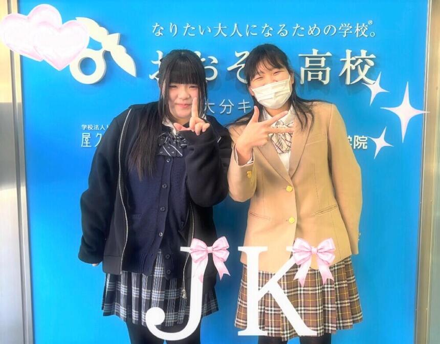 制服を着た生徒たち