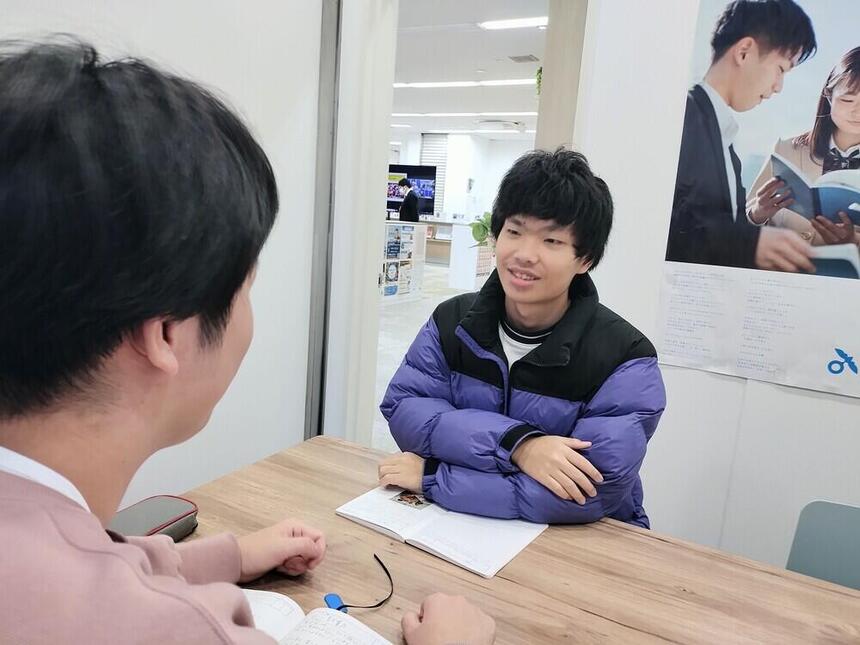 笑顔でインタビューを受ける生徒