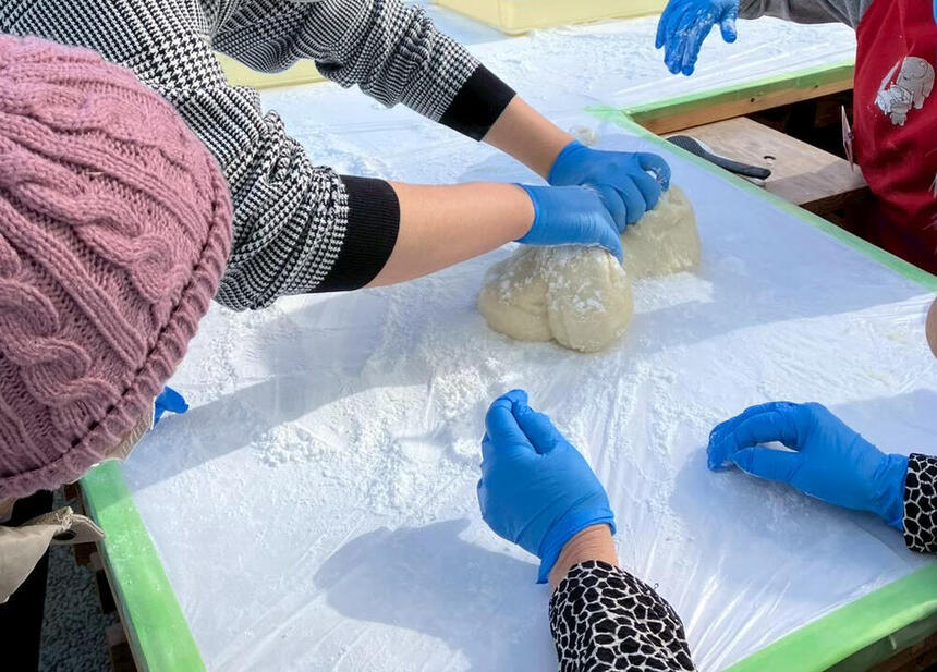 もちを丸めている様子