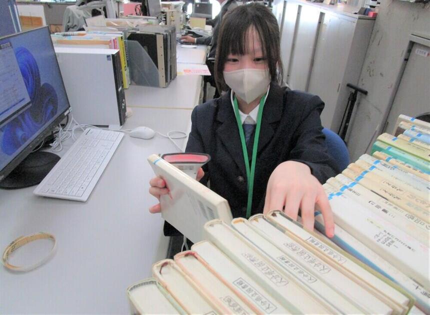 図書館で職場体験をする生徒