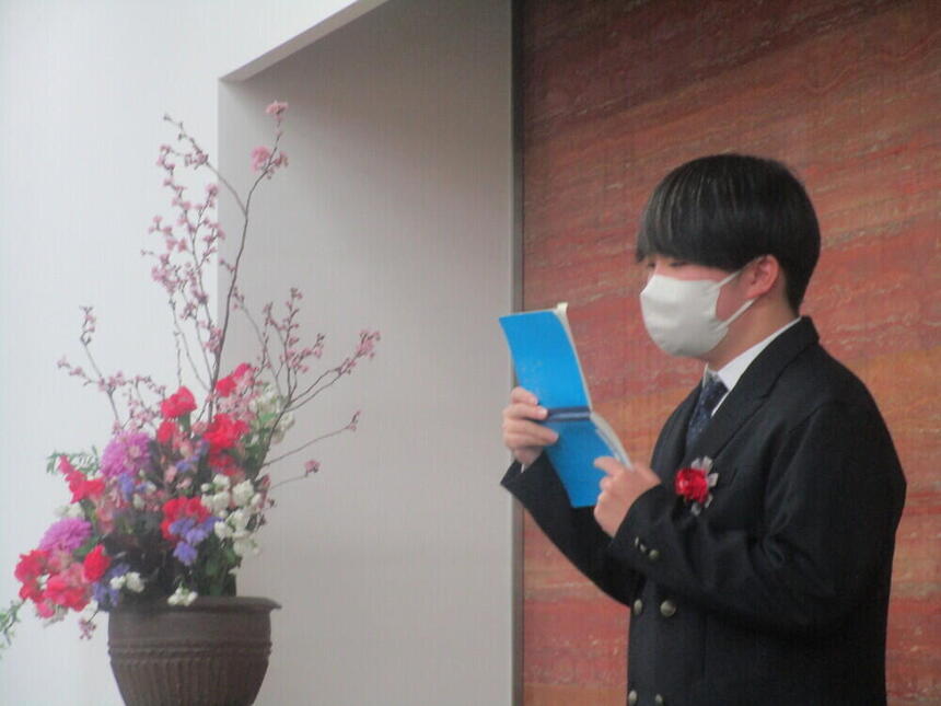 答辞を読んでいる生徒