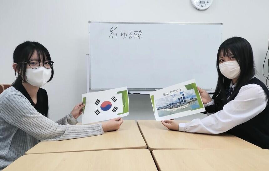 みらいの架け橋レッスン® 「ゆる韓」に参加している生徒2名がプリントを持っている写真