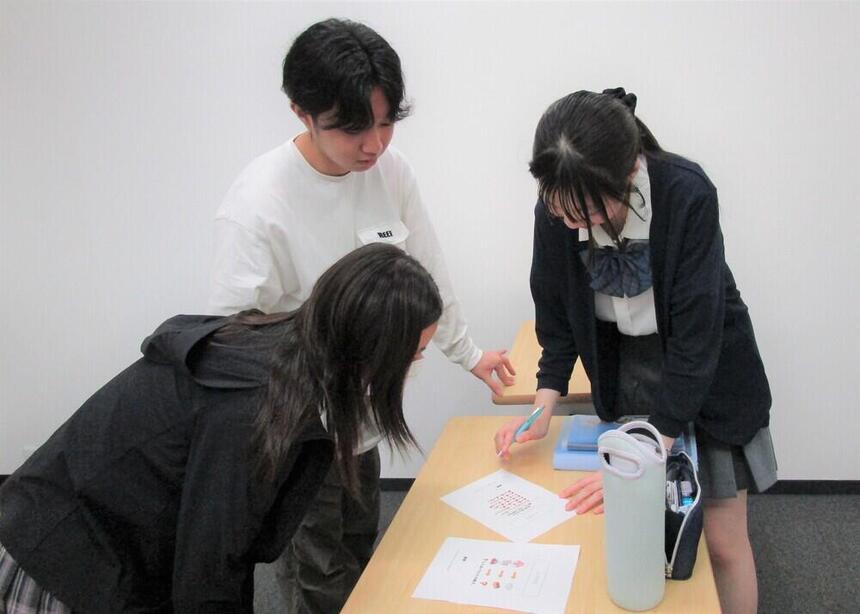謎解き脱出ゲームの問題を話し合いながら解いている生徒3名