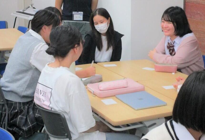 1限目にグループで自己紹介クイズをしている生徒たち