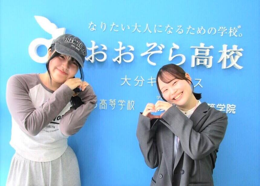 生徒がコーチと一緒にキャンパス玄関付近で笑顔を見せてくれたところ