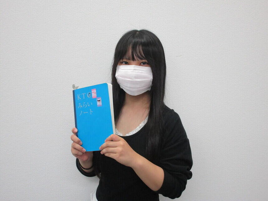 教室でKTCみらいノート®を両手にもっている女子生徒