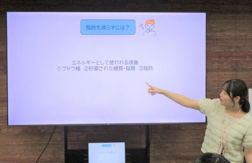みらいの架け橋レッスン® 「KARADA LAB.」でモニターを使って生徒に授業をしているコーチ