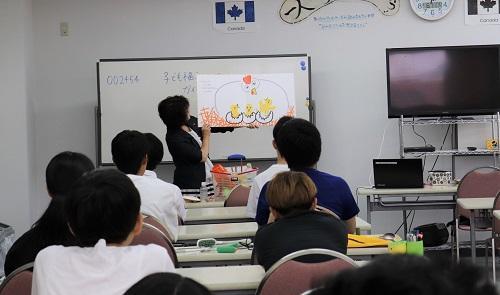 読み聞かせの様子★講師の読み聞かせに引き込まれていきました！