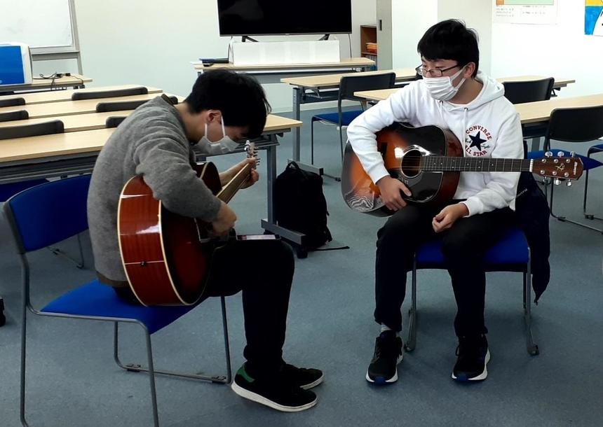 ギターの練習をする生徒