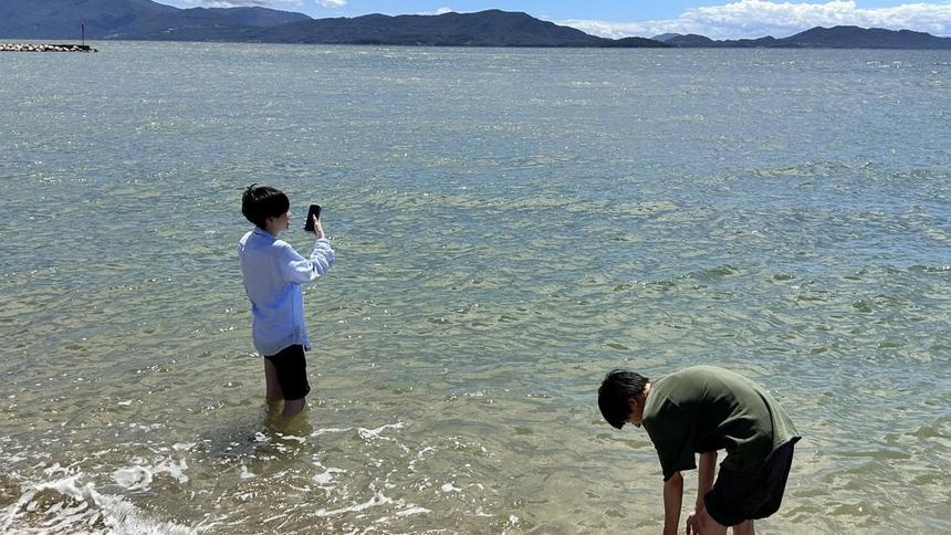 犬島の海と生徒