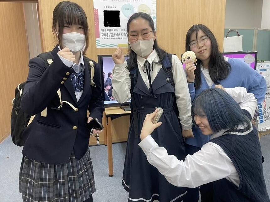 友だちと一緒に帰る生徒の様子