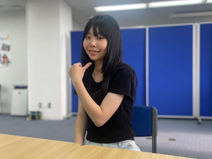 大学で心理学を学ぶ卒業生