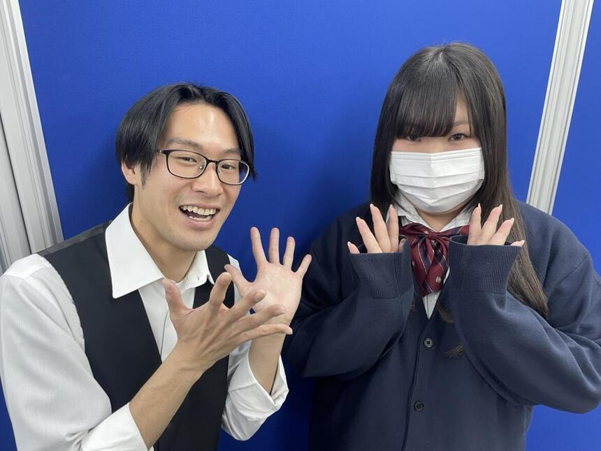 生徒にインタビューをしている様子