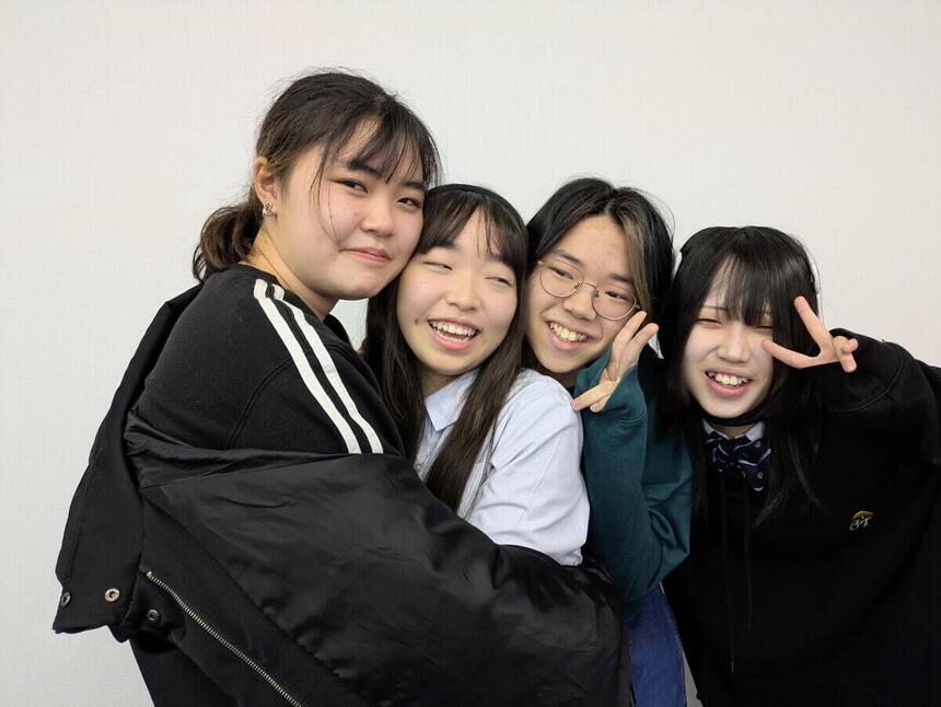 Tさん(左から2番目)と友だち