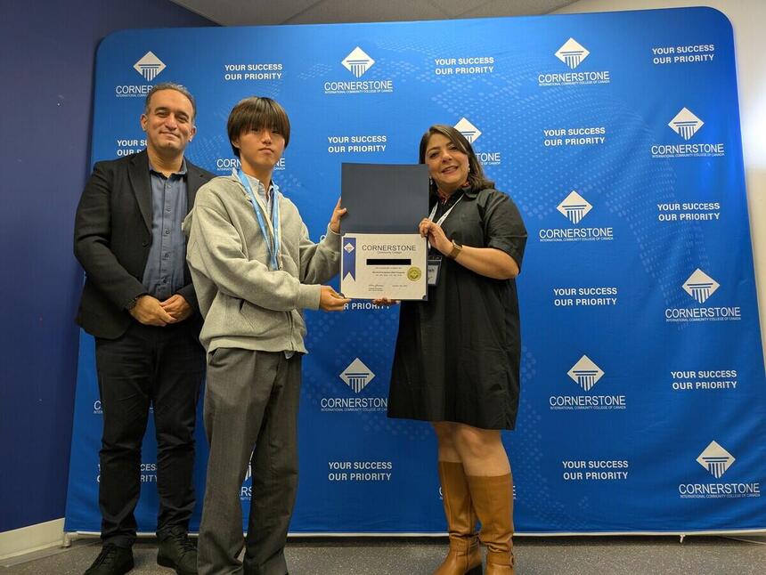 ワールドオリエンテーションの留学時に修了証をもらうM君