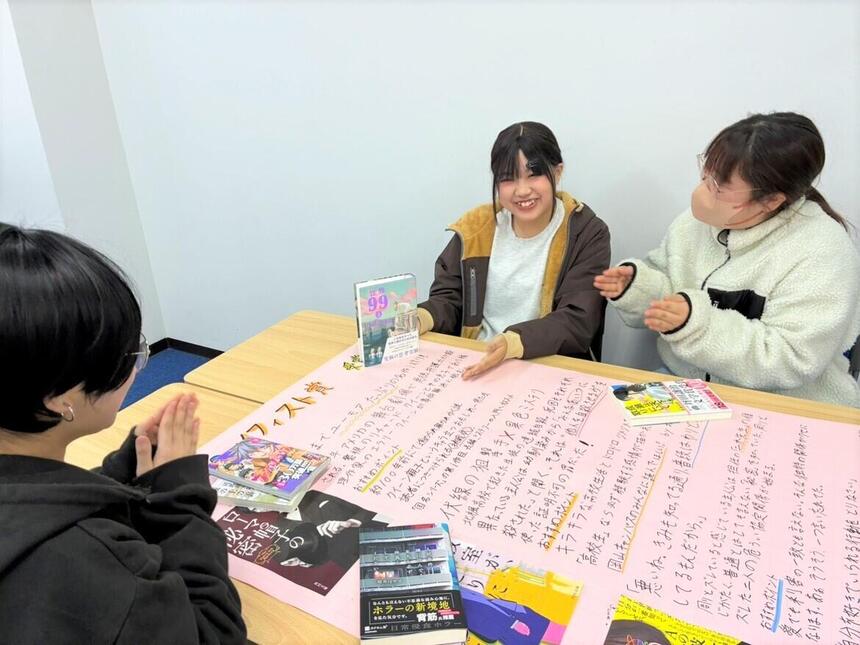 おおぞら図書委員会の掲示制作をしている様子