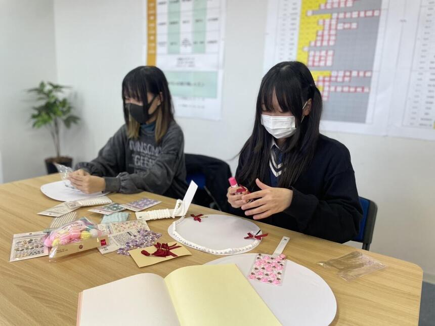 「推し活」でうちわを作成している生徒の様子