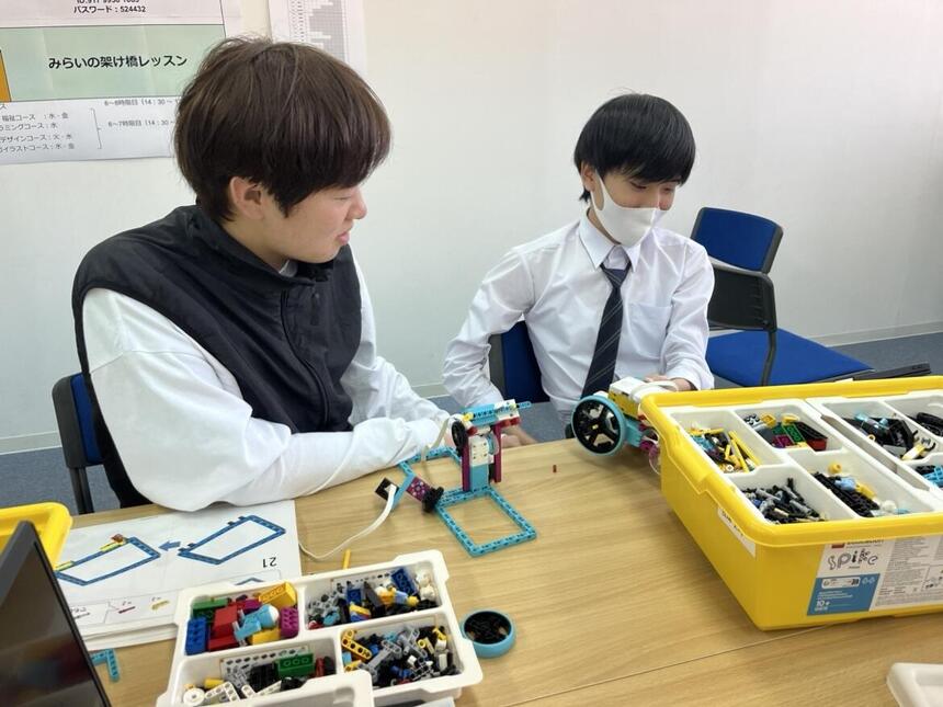 プログラミングをしている生徒の様子