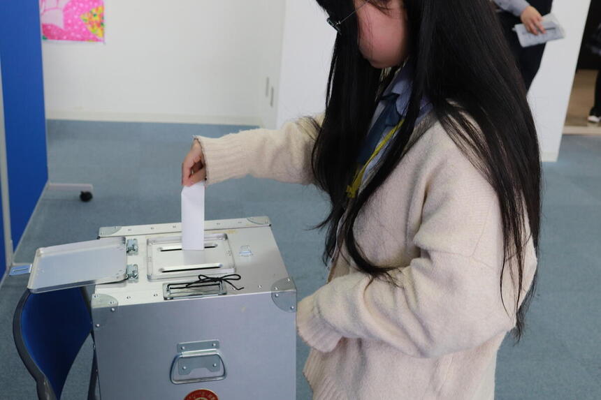生徒が模擬選挙をしている様子