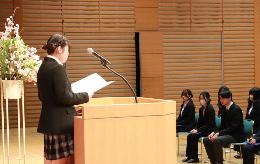 卒業式で答辞を読んでいる生徒