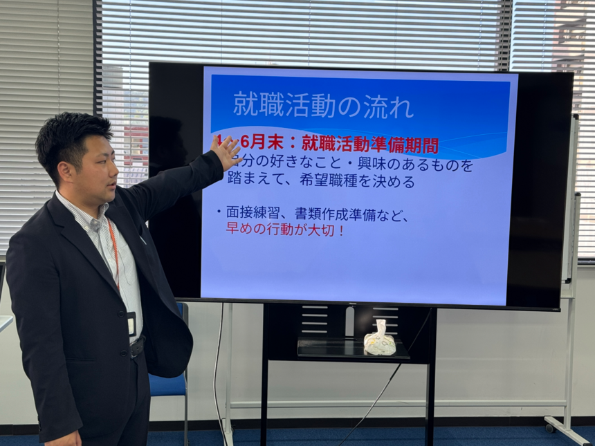 進路の説明をするコーチ