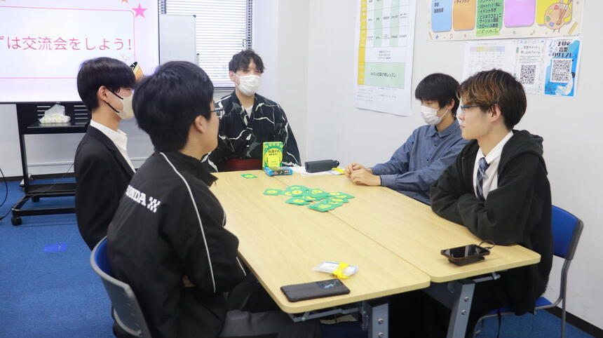 みらいの架け橋レッスンの時間に教室でイベントラボとして話し合いをしている生徒とコーチの様子