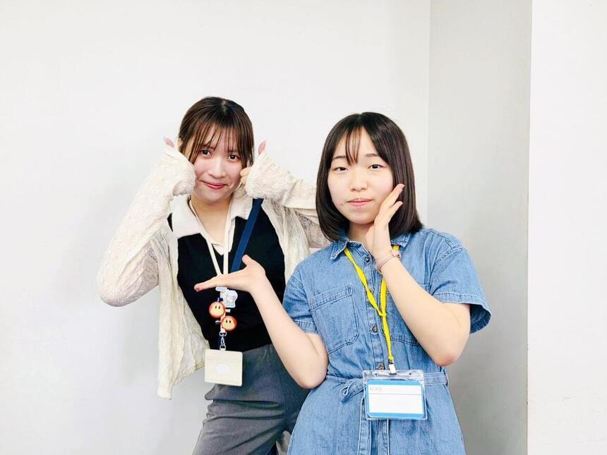 Yさんとマイコーチ藤田とのポーズを決めている写真です！お昼休みの教室で撮影しました☆
