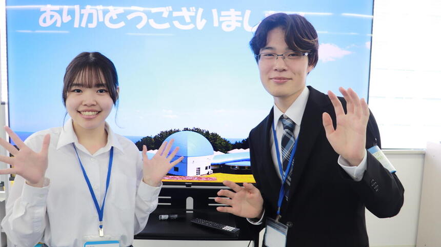 イベント当日に教室で笑顔でピースをしているお手伝い生徒二人の写真