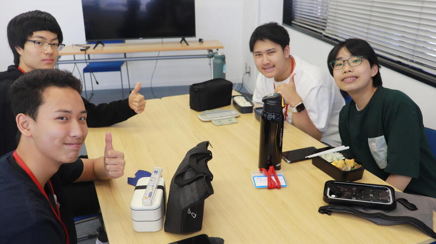 教室内でお昼休みを過ごす1年生4人の写真
