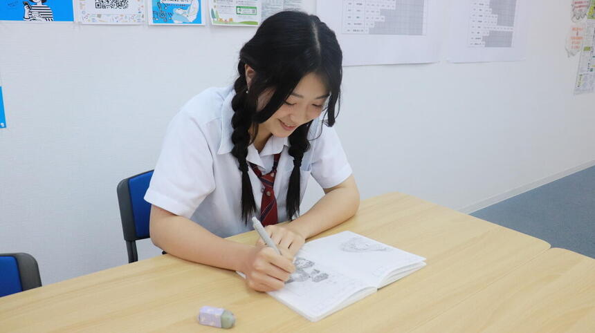 Yさんが教室内でみらいノートを書く様子。