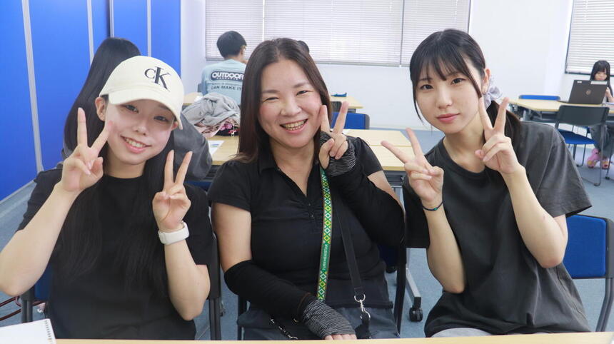 明るい教室で、おおぞら高校の先輩AさんとBさんが笑顔でインタビューに応じている様子の写真