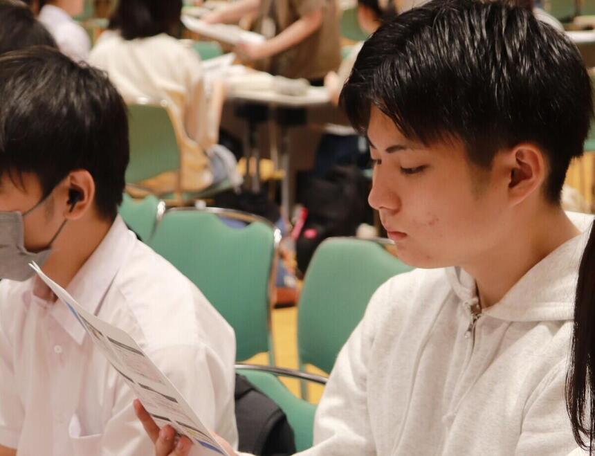 岡山キャンパスの生徒が岡山コンベンションセンターでの進路イベントに参加し進路について考えている様子。