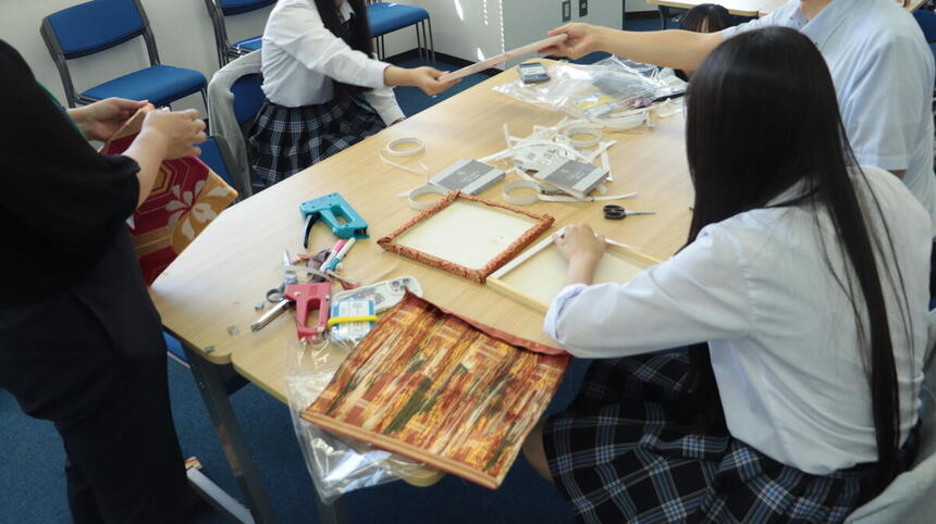 みらいの架け橋レッスンで着物をリメイクしたグッズを教室内で作成している生徒たちの作業の様子。